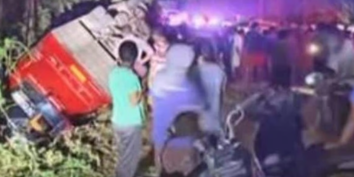 കോഴിക്കോട് ടൂറിസ്റ്റ് ബസ് മറിഞ്ഞ് കര്‍ണാടക സ്വദേശി മരിച്ചു, 18 പേര്‍ക്ക് പരിക്ക്
