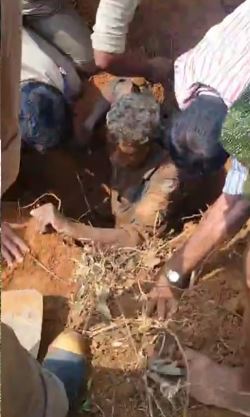 പിറവത്ത് റോഡ് നിര്‍മ്മാണത്തിനിടെ മണ്ണിടിച്ചില്‍; മണ്ണിനടിയിൽ കുടുങ്ങിയ തൊഴിലാളികളെ രക്ഷപ്പെടുത്തി