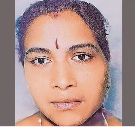 അമ്മ വീണുപോയത് മകൾ അറിഞ്ഞില്ല; നീങ്ങിത്തുടങ്ങിയ ട്രെയിനിൽ കയറാൻ ശ്രമിച്ച വീട്ടമ്മ മരിച്ചു