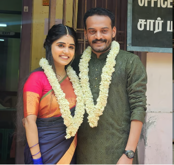 ‘ഒരുതരി പൊന്നണിയാതെ ഒരു ഒപ്പിലൂടെ അവൾ ദേവവധുവായി’: തിരക്കഥാകൃത്ത് ദേവദത്ത് ഷാജി വിവാഹിതനായി