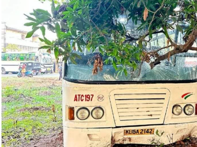 വിനോദയാത്ര പോയ സൂപ്പർ ഡിലക്സ് എയർ ബസ് നിയന്ത്രണം വിട്ട് മരത്തിൽ ഇടിച്ചു അപകടം