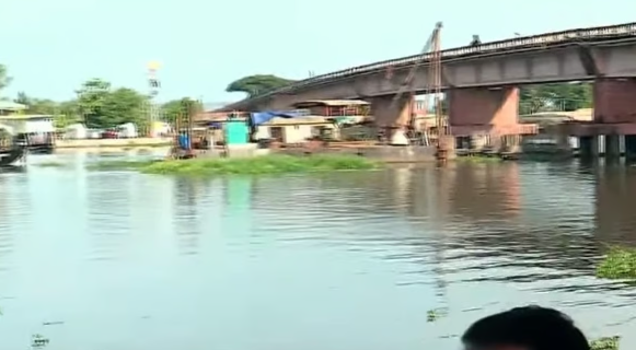 യുവാവും യുവതിയും പാലത്തില്‍ നിന്ന് കായലിലേക്ക് ചാടി; തിരച്ചില്‍