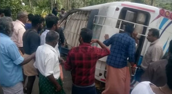 ഇടുക്കിയില്‍ വിനോദ സഞ്ചാരികളുടെ ബസ് മറിഞ്ഞ് പത്ത് വയസുകാരിക്ക് ദാരുണാന്ത്യം