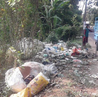 ലോഡുകണക്കിന് മാലിന്യം വഴിയരികിൽ തള്ളി കടന്നുകളഞ്ഞ സ്ഥാപനത്തിന് കാൽലക്ഷം രൂപ പിഴയിട്ട് ആറ്റിങ്ങൽ നഗരസഭ