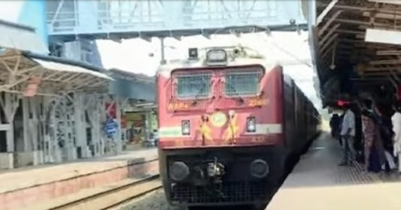 ട്രെയിനിനുള്ളിൽ വെച്ച് യുവാവിന് പാമ്പ് കടിയേറ്റു; ഗുരുവായൂര്‍- മധുര എക്‌സ്പ്രസിലെ യാത്രക്കാരെ ഒഴിപ്പിച്ചു