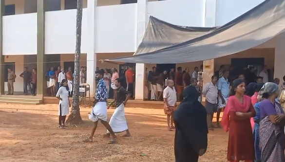 കടുത്ത ചൂടിലും ആവേശം ചോരാതെ വോട്ടെടുപ്പ്; ബൂത്തുകളില്‍ നീണ്ട ക്യൂ, പോളിങ് 30 ശതമാനം കടന്നു