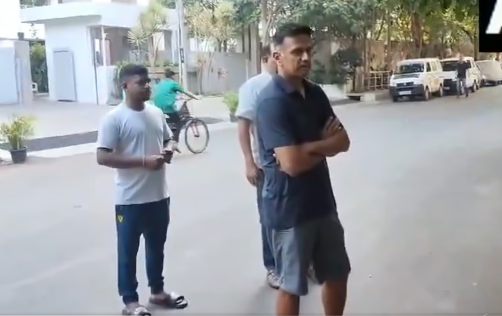 രാഹുല്‍ ദ്രാവിഡ് അല്ലേ ഇത്?; വോട്ടു ചെയ്യാനും ‘കൂളാ’യി ഇന്ത്യന്‍ കോച്ച്