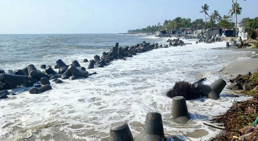 കേരള തീരത്ത് ഉയർന്ന തിരമാല, കടലാക്രമണ സാധ്യത; ജാഗ്രതാ നിര്‍ദ്ദേശം