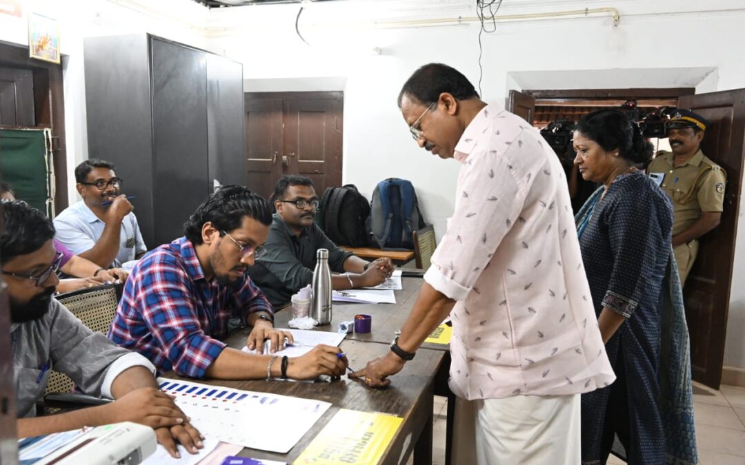 കേന്ദ്രമന്ത്രിയും ആറ്റിങ്ങൽ ലോകസഭാ മണ്ഡലം ബിജെപി – എൻഡിഎ സ്ഥാനാർഥിയുമായ വി.മുരളീധരൻ  വോട്ട് രേഖപ്പെടുത്തി