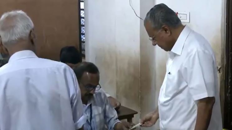 വീട്ടിൽ നിന്ന് നടന്ന് ബൂത്തിലേക്ക്, വഴിയിൽ കണ്ടവരോട് കുശലാന്വേഷണം; വരി നിന്ന് വോട്ട് ചെയ്ത് മുഖ്യമന്ത്രി