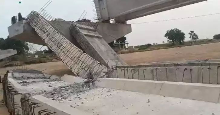 തെലങ്കാനയിൽ എട്ട് വർഷമായി നിർമാണത്തിലിരുന്ന പാലം തകർന്നുവീണു