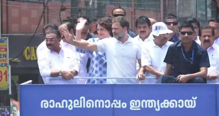 രാഹുൽ ഗാന്ധി വയനാട്ടിലെത്തി; പ്രിയങ്ക ഗാന്ധിക്കൊപ്പം കൽപ്പറ്റയിൽ റോഡ് ഷോ