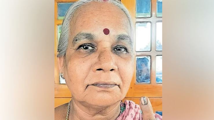 8 വർഷമായി മായാതെ ചൂണ്ടു വിരലിലെ മഷി അടയാളം! വോട്ട് ചെയ്യാനാകാതെ 62കാരി