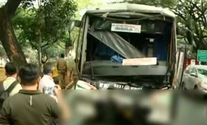 കെഎസ്ആര്‍ടിസി ബസുകള്‍ക്കിടയില്‍ കുടുങ്ങി; ബൈക്ക് യാത്രികര്‍ക്ക് ദാരുണാന്ത്യം