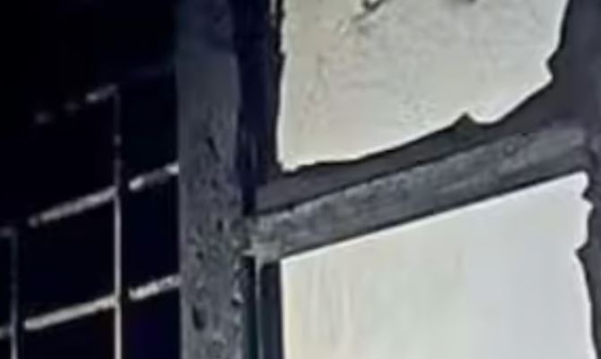 എസി പൊട്ടിത്തെറിച്ച് വീടിന് തീപിടിച്ചു; വാതിലും ജനാലകളും അടക്കം കത്തി നശിച്ചു