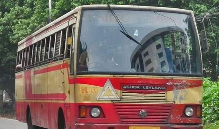 ഭാര്യയുമായി വഴക്കിട്ടു; ഓടിക്കൊണ്ടിരുന്ന കെഎസ്ആര്‍ടിസി ബസിന്റെ ജനലിലൂടെ ചാടി, യുവാവിന് പരിക്ക്