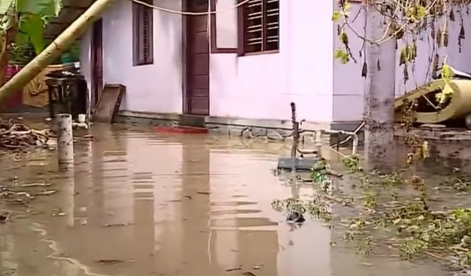 തിരുവനന്തപുരത്ത് തോരാമഴ, വീടുകളിലും കടകളിലും വെള്ളം കയറി; പൊന്മുടിയിലേക്ക് യാത്ര നിരോധിച്ചു
