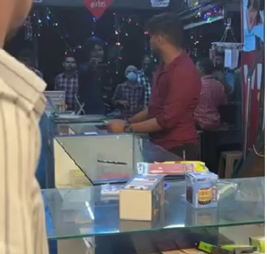 മൊബൈല്‍ ഷോപ്പില്‍ യുവാക്കളുടെ അതിക്രമം
