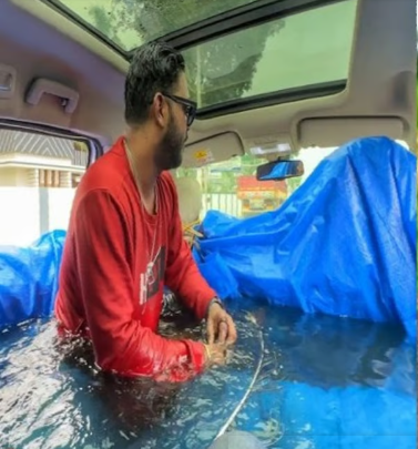 കാറിനുള്ളില്‍ സ്വിമ്മിങ് പൂള്‍ ഒരുക്കി യാത്ര; യൂട്യൂബര്‍ക്കെതിരെ നടപടി