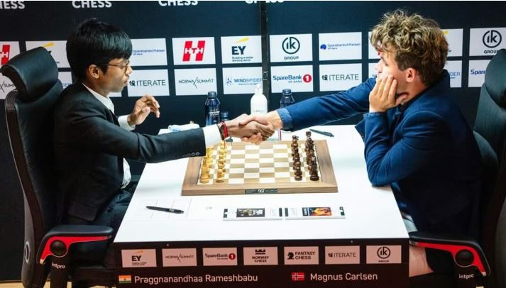 മാഗ്നസ് കാള്‍സനെ ഞെട്ടിച്ച് പ്രഗ്‌നാനന്ദ; നോര്‍വേ ചെസ് ടൂര്‍ണമെന്റില്‍ അട്ടിമറി ജയം