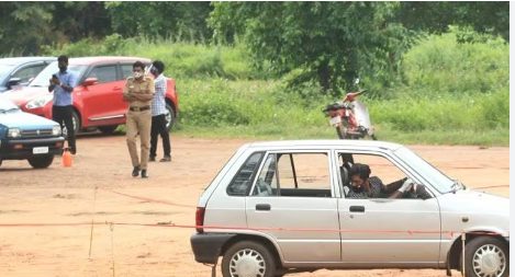 പ്രതിഷേധങ്ങൾക്കിടയിൽ തിരുവനന്തപുരം മുട്ടത്തറയിൽ പൊലീസ് കാവലിൽ ഡ്രൈവിംഗ് ടെസ്റ്റ് നടത്താൻ ശ്രമിച്ച് എം വി ഡി