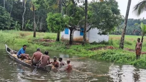 മൂന്നാറില്‍ നിന്ന് ആലപ്പുഴയിലേക്ക് ഗൂഗിള്‍ മാപ്പ് നോക്കി യാത്ര; കാര്‍ തോട്ടില്‍ വീണു