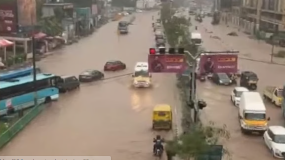 കേരളത്തില്‍ മിന്നല്‍പ്പെയ്ത്ത്, മൂന്ന് മരണം, വന്‍നാശനഷ്ടം; എറണാകുളത്തും കോട്ടയത്തും റെഡ് അലര്‍ട്ട്