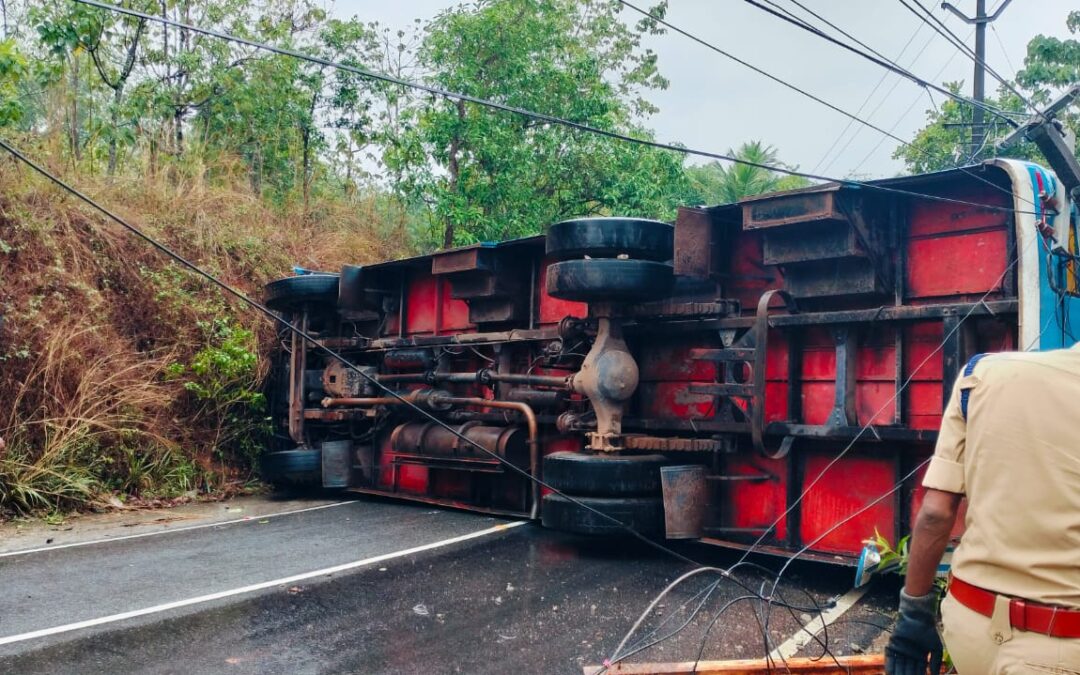 സ്വകാര്യബസ് നിയന്ത്രണം വിട്ടു മറിഞ്ഞു
