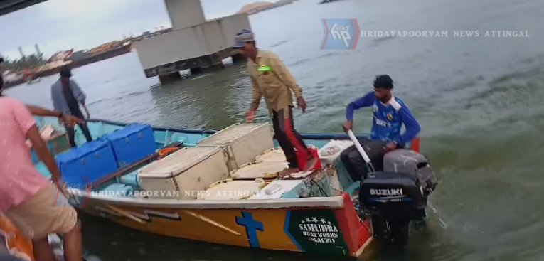 ട്രോളിങ് നിരോധനം ലംഘിച്ച വള്ളങ്ങൾ ഫിഷറീസ് എൻഫോഴ്‌സ്‌മെന്റ് സ്‌ക്വാഡ് പിടികൂടി