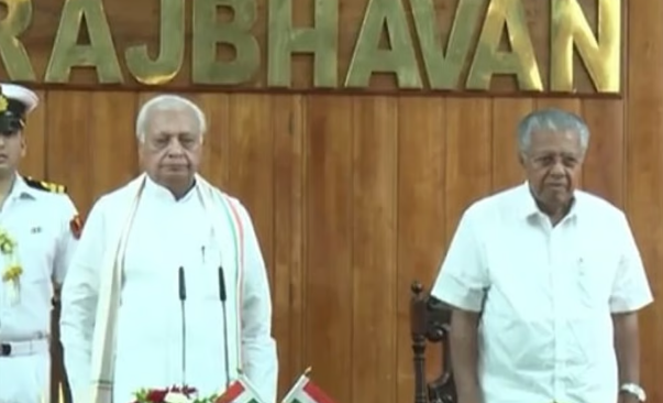 പിണക്കം മറന്ന് ഒന്നിച്ച് മുഖ്യമന്ത്രിയും ഗവര്‍ണറും ചായ സത്കാരത്തില്‍