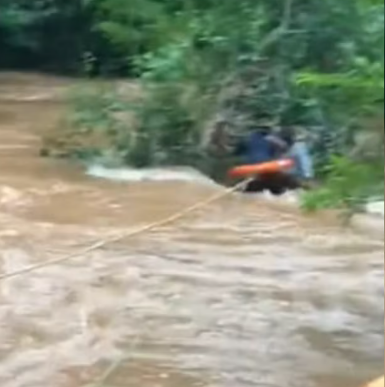 ഗൂഗിള്‍ മാപ്പ് നോക്കി യാത്ര; കാര്‍ പാലത്തില്‍ നിന്നും പുഴയിലേക്ക് മറിഞ്ഞു, മരത്തില്‍ പിടിച്ച് രക്ഷപ്പെട്ട് യാത്രക്കാര്‍