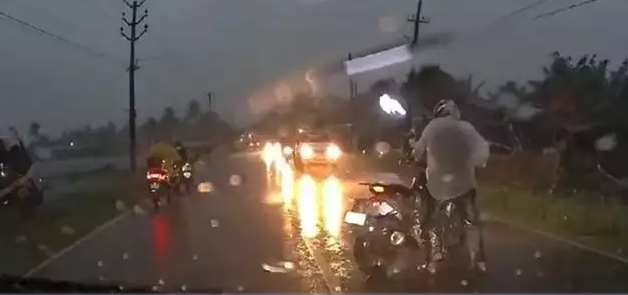കുമരകത്ത് അതിശക്തമായ കാറ്റിൽ വാഹനങ്ങൾ നിയന്ത്രണം തെറ്റി; ഓട്ടോറിക്ഷ പാടത്തേക്ക് മറിഞ്ഞു