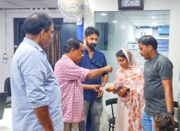 കളഞ്ഞു കിട്ടിയ സ്വര്‍ണം നവവധുവിന് നല്‍കി ബാങ്ക് ജീവനക്കാരന്‍ മാതൃകയായി