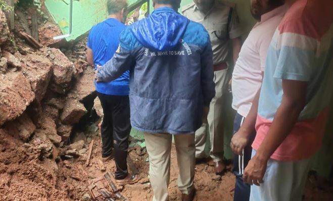 ശക്തമായ മഴയില്‍ വീടിന് മുകളിലേക്ക് മതിലിടിഞ്ഞ് വീണു; കുടുംബത്തിലെ നാലുപേര്‍ക്ക് ദാരുണാന്ത്യം