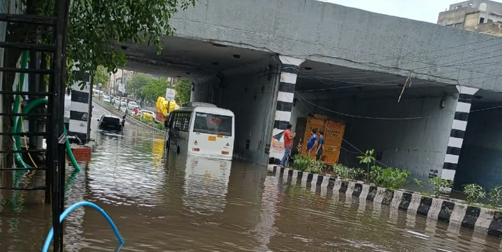 ഡൽഹിയിൽ ദുരിതപ്പെയ്ത്ത്; മരണം 11 ആയി, ഇന്നും ഓറ‍ഞ്ച് അലർട്ട്