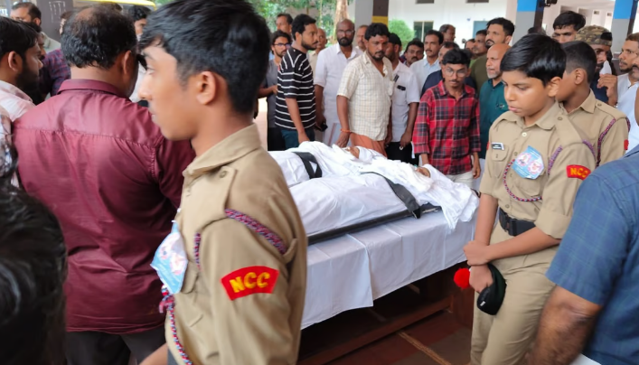 ‘ഇനി കൂട്ടുകാരനില്ല’; കണ്ണൂരില്‍ കുളത്തില്‍ മുങ്ങിമരിച്ച സഹപാഠികള്‍ക്ക് കണ്ണീരില്‍ കുതിര്‍ന്ന യാത്രാമൊഴി
