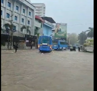 തൃശൂരിനെ മുക്കി പെരുമഴ, നഗരം സ്തംഭിച്ചു; മേഘവിസ്‌ഫോടനമെന്നു സംശയം