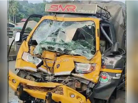 നിർത്തിയിട്ടിരുന്ന ബസിന് പിന്നിലേക്ക് പിക്കപ്പ് വാൻ ഇടിച്ചു കയറി; ആരും അറിഞ്ഞില്ല, ഡ്രൈവർക്ക് ദാരുണാന്ത്യം