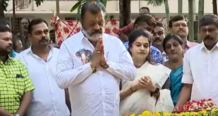 കരുണാകരന്റെ സ്മൃതി കുടീരത്തിൽ പുഷ്പാർച്ച നടത്തി സുരേഷ് ഗോപി; ഇന്ദിര ഗാന്ധി ഭാരത മാതാവ്