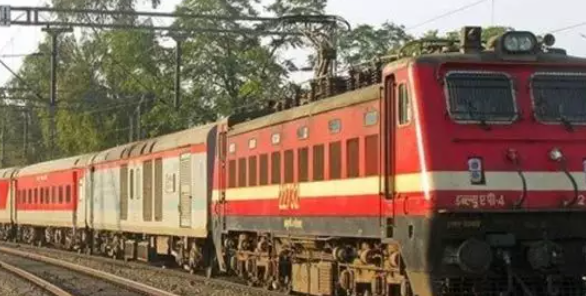 തീപിടിച്ചെന്ന വ്യാജ സന്ദേശം: പരിഭ്രാന്തരായി ട്രെയിനിൽ നിന്ന് ചാടിയ 3 യാത്രക്കാർ മറ്റൊരു ട്രെയിനിടിച്ച് മരിച്ചു