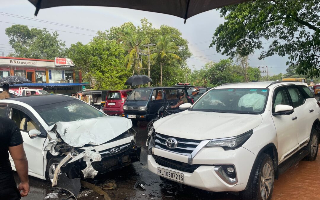 ദേശീയ പാതയിൽ ചാത്തൻപാറ ജംഗ്ഷനിൽ വാഹനാപകടം; നാലു പേർക്ക് പരിക്ക്