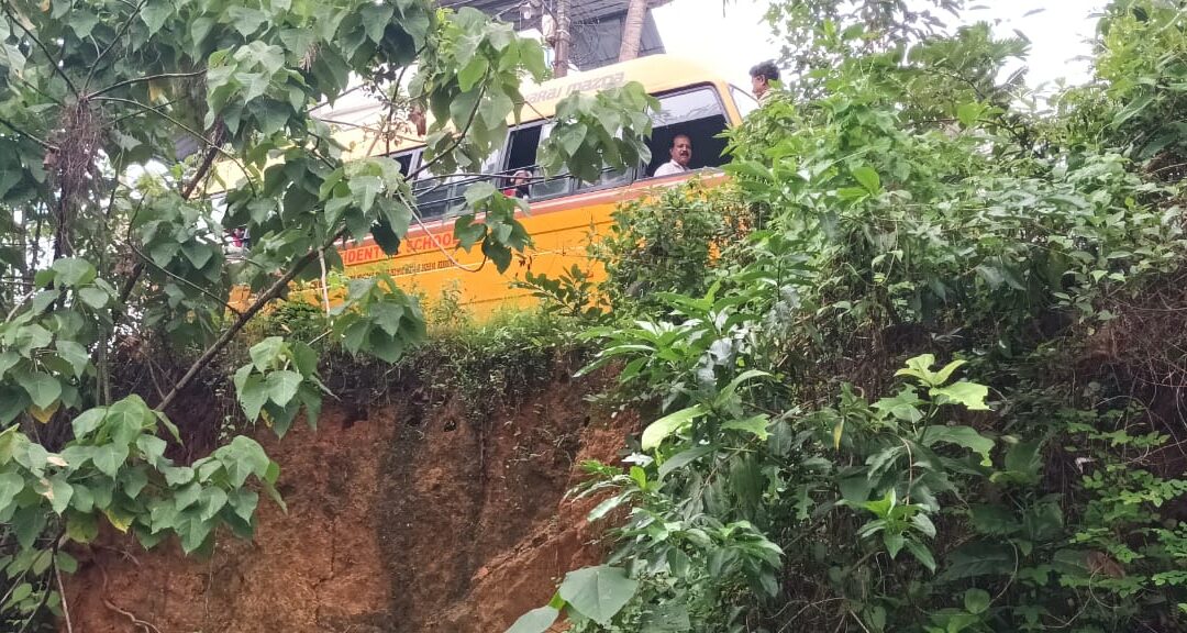 മണ്ണെടുത്ത് റോഡ് അപകട അവസ്ഥയിൽ നടപടി ആവശ്യപ്പെട്ട് നാട്ടുകാർ