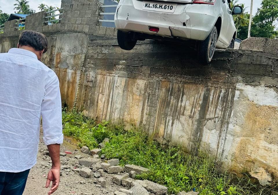 വീട്ട് പരിസരത്ത് പിന്നോട്ടെടുത്ത കാർ മതിൽ കെട്ട് തകർത്തു; കാർ ഡ്രൈവർക്ക് പരുക്ക്