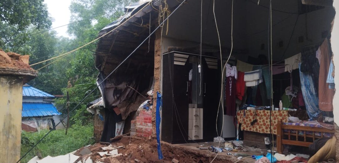 തോരാത്ത മഴയിൽ വീട് നിലം പതിച്ചു