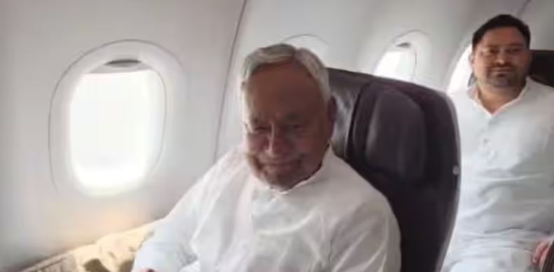 നിതീഷ് കുമാറും തേജസ്വി യാദവും ഒരേ വിമാനത്തിൽ ദില്ലിയിലേക്ക്; മനസിലെന്തെന്ന് വെളിപ്പെടുത്താതെ നിതീഷ്