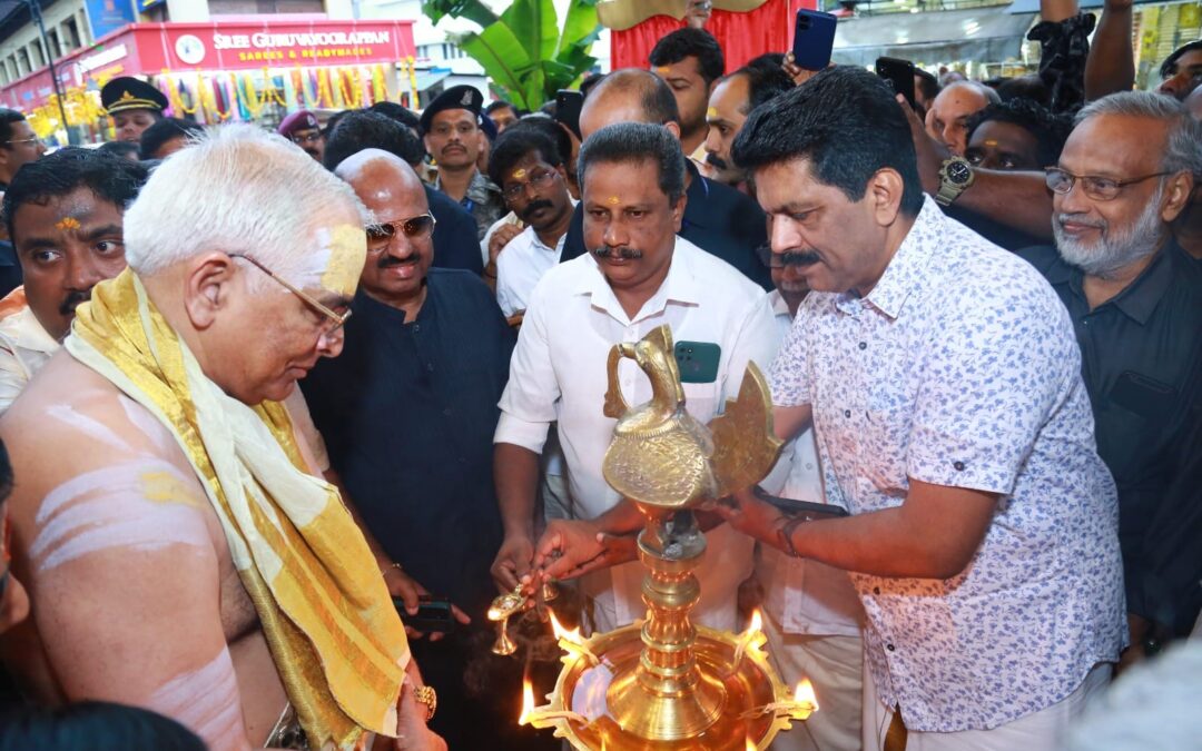 മൂന്ന് താഴികക്കുടങ്ങളില്‍ നിറച്ചത് 93 കിലോ ഞവരനെല്ല്; ഗുരുവായൂര്‍ ക്ഷേത്രത്തിന് മുഖശ്രീയായി അലങ്കാര മണ്ഡപവും നടപ്പന്തലും സമര്‍പ്പിച്ചു