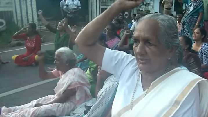 കടൽക്ഷോഭം: പ്രതിഷേധവുമായി നാട്ടുകാർ; തീരദേശ പാത ഉപരോധിക്കുന്നു
