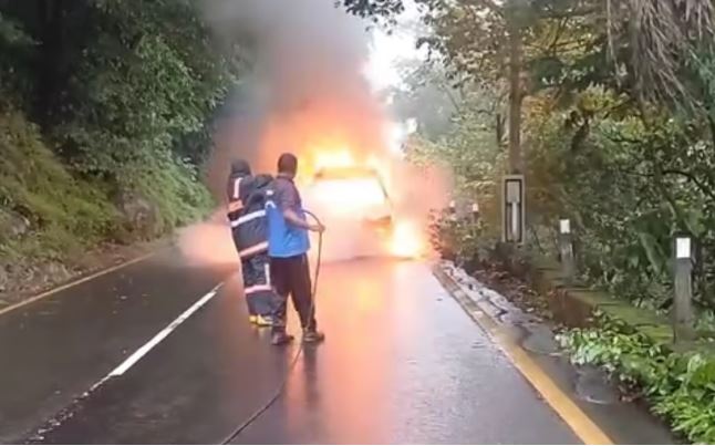 താമരശ്ശേരി ചുരത്തില്‍ ഓടുന്ന കാറിന് തീപിടിച്ചു