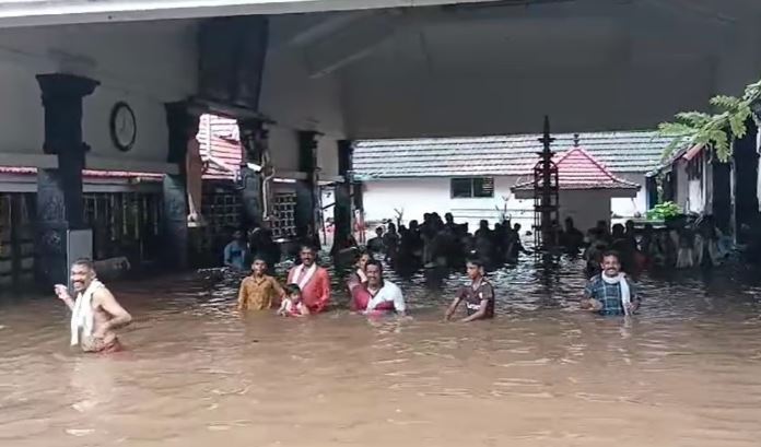 പെരുമഴയില്‍ പുഴ ഒഴുകിയെത്തി; താണിക്കുടത്തമ്മയ്ക്ക് ആറാട്ട്