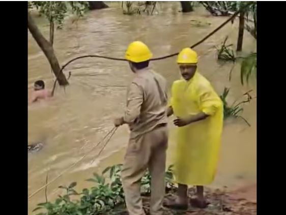 ഇലക്ട്രിക് കമ്പി പൊട്ടി വീണു; കര കവിഞ്ഞൊഴുകുന്ന തോട്ടിലേക്ക് എടുത്തുചാടി ലൈന്‍മാന്‍